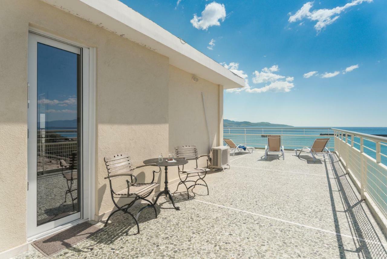 Апартаменты Seafront Penthouse Leo Каламата Экстерьер фото