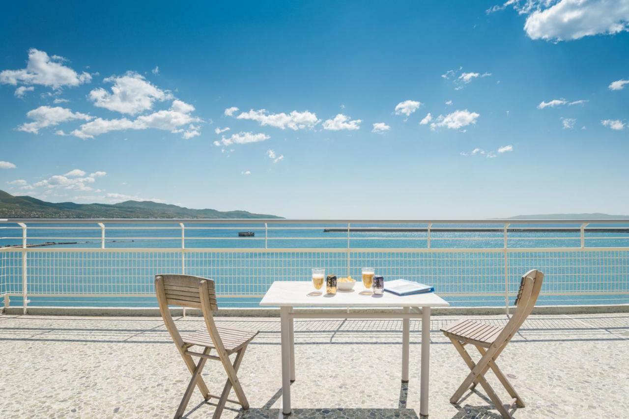 Апартаменты Seafront Penthouse Leo Каламата Экстерьер фото